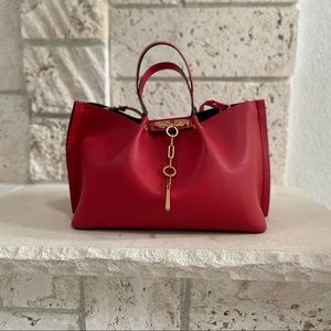 Valentino Garavani Calfskin Medium VLogo bag. Red.